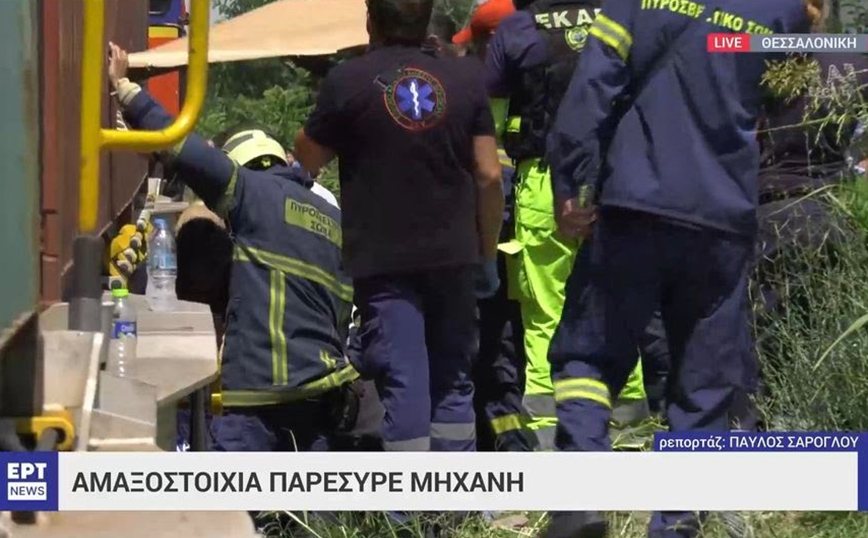 Βίντεο από τη στιγμή που πυροσβέστες απεγκλωβίζουν τον μοτοσικλετιστή που παρασύρθηκε από αμαξοστοιχία στη Θεσσαλονίκη