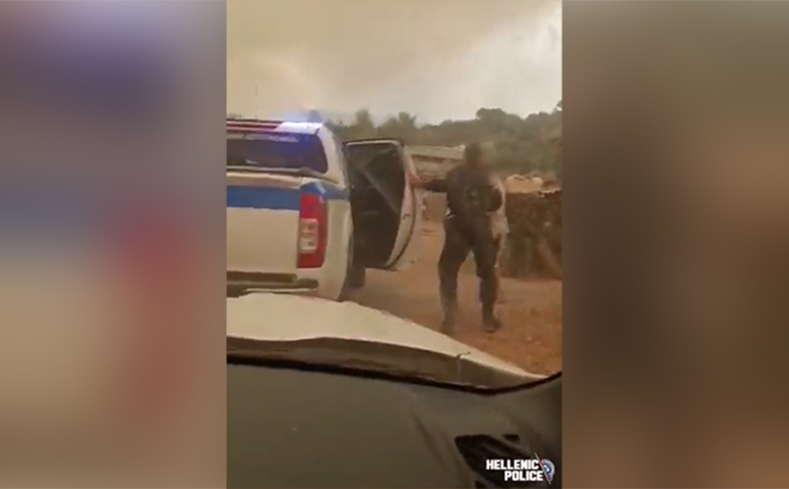 «Πάμε, θα καούμε»: Το συγκλονιστικό βίντεο με αστυνομικούς που προσπαθούν να πείσουν κατοίκους να φύγουν από τις περιουσίες τους