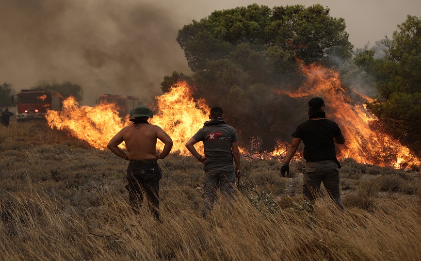 Συνεχείς οι αναζωπυρώσεις στην Αττική: Μάχη για να μην περάσει η φωτιά στην Πάρνηθα – Δίπλα σε σπίτια οι φλόγες στη Βλυχάδα