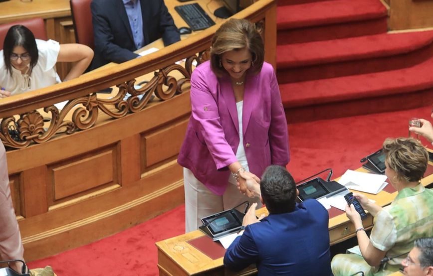 Η Ντόρα Μπακογιάννη χαιρέτισε προσωπικά τους πολιτικούς αρχηγούς – Η χειραψία με τον Αλέξη Τσίπρα