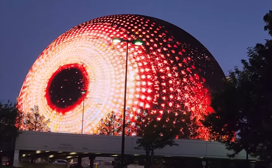 Sphere στο Λας Βέγκας: Φωταγωγήθηκε ένα από τα πιο εντυπωσιακά κτίρια του πλανήτη &#8211; Καλύφθηκε από δίνες «λάβας»