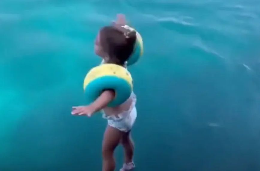 Τρομακτικό βίντεο με κοριτσάκι με μπρατσάκια που το ρίχνουν στη θάλασσα – Προσφέρουν ασφάλεια στα παιδιά;