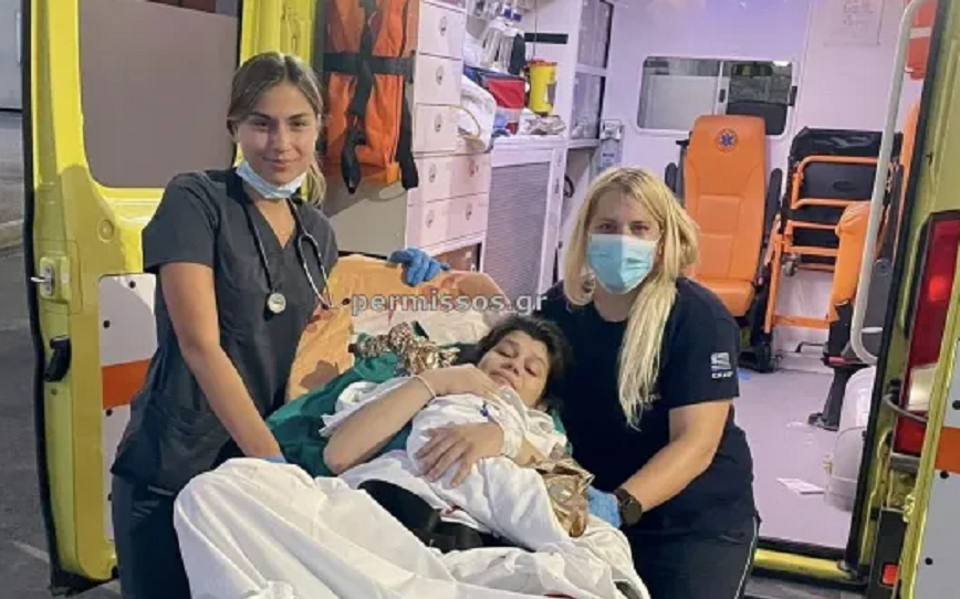Θήβα: 22χρονη γέννησε μέσα στο ασθενοφόρο στο δρόμο για το νοσοκομείο