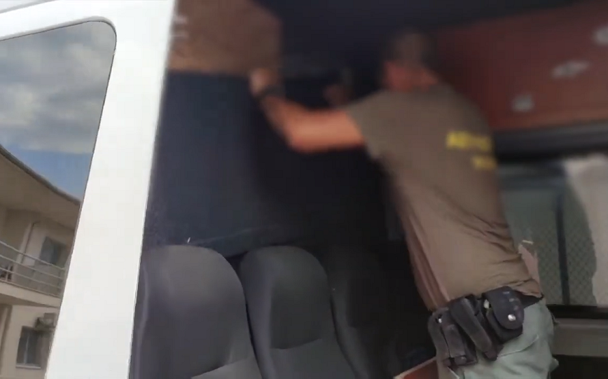 Βίντεο-ντοκουμέντο με αστυνομικούς να βρίσκουν ειδική κρύπτη σε φορτηγό διακινητή μεταναστών
