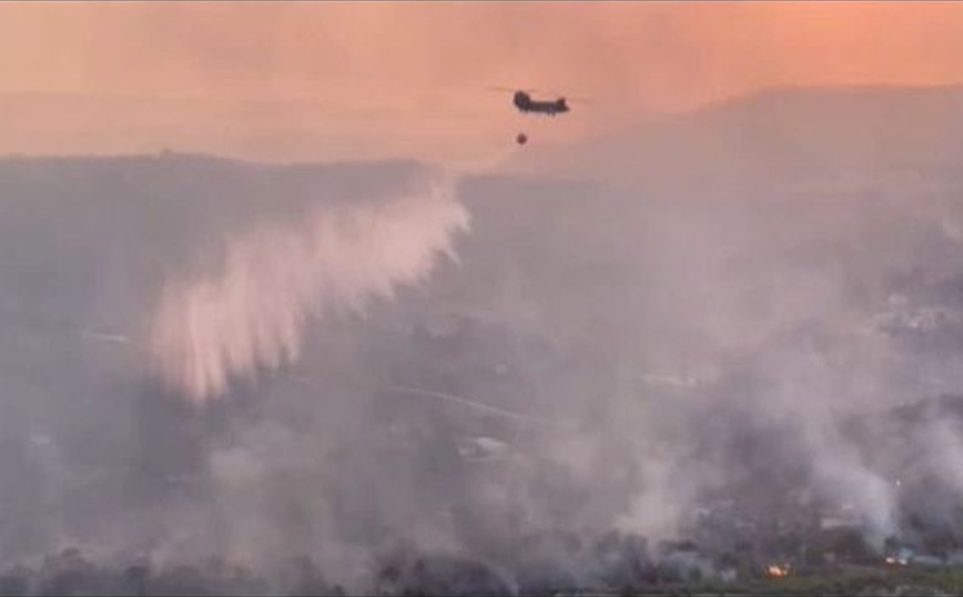 Bίντεο μέσα από το πιλοτήριο του Σινούκ που πραγματοποιεί ρίψεις νερού από αέρος στη φωτιά στο Λουτράκι