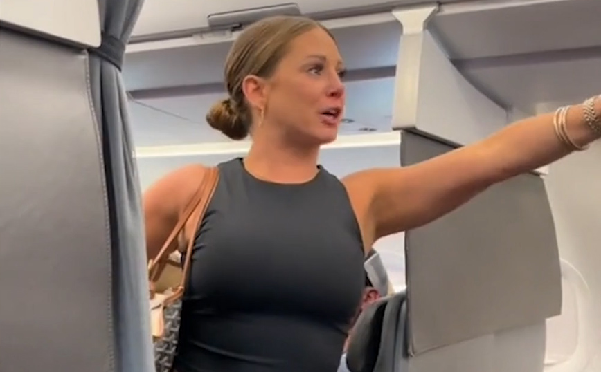 Το απίστευτο ξέσπασμα γυναίκας σε πτήση – Παραληρούσε ότι επιβάτης «δεν ήταν αληθινός»
