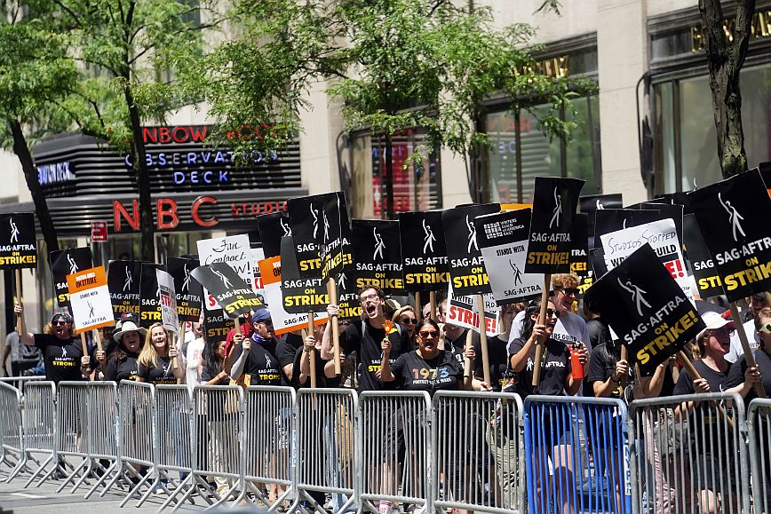 ΗΠΑ: Το Χόλιγουντ παραλύει &#8211; Οι ηθοποιοί ξεκίνησαν την απεργία τους διαμαρτυρόμενοι μπροστά στα μεγάλα στούντιο