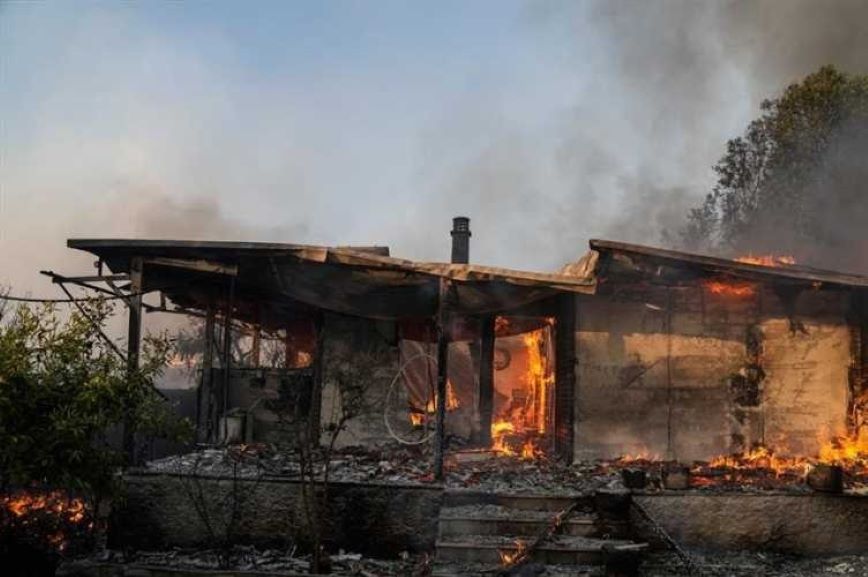Φωτιά στο Λουτράκι: Δραματικές ώρες στον οικισμό Ειρήνη &#8211; Κάηκαν σπίτια