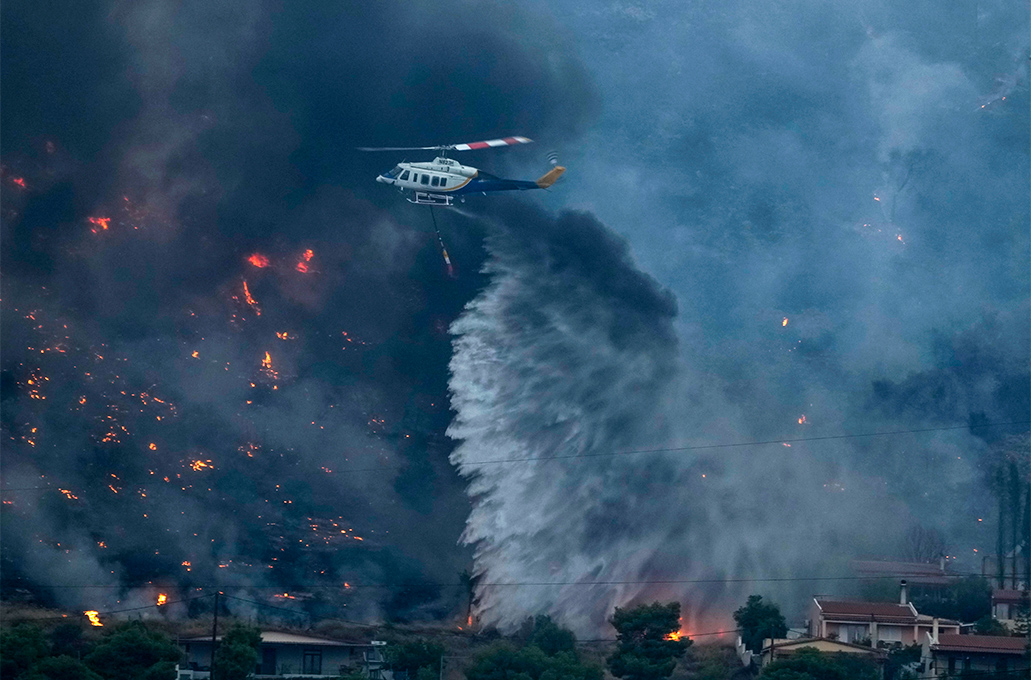 Οι φωτιές σε Λουτράκι και Δερβενοχώρια μέσα από τον φωτογραφικό φακό του Associated Press