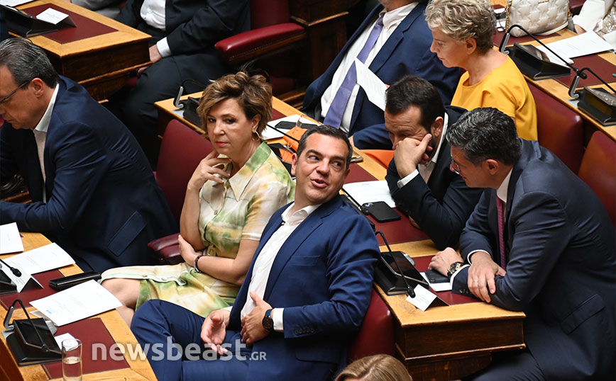 Η πρώτη εμφάνιση του Αλέξη Τσίπρα μετά την παραίτηση &#8211; Στη πρώτη σειρά στα έδρανα του ΣΥΡΙΖΑ στη Βουλή