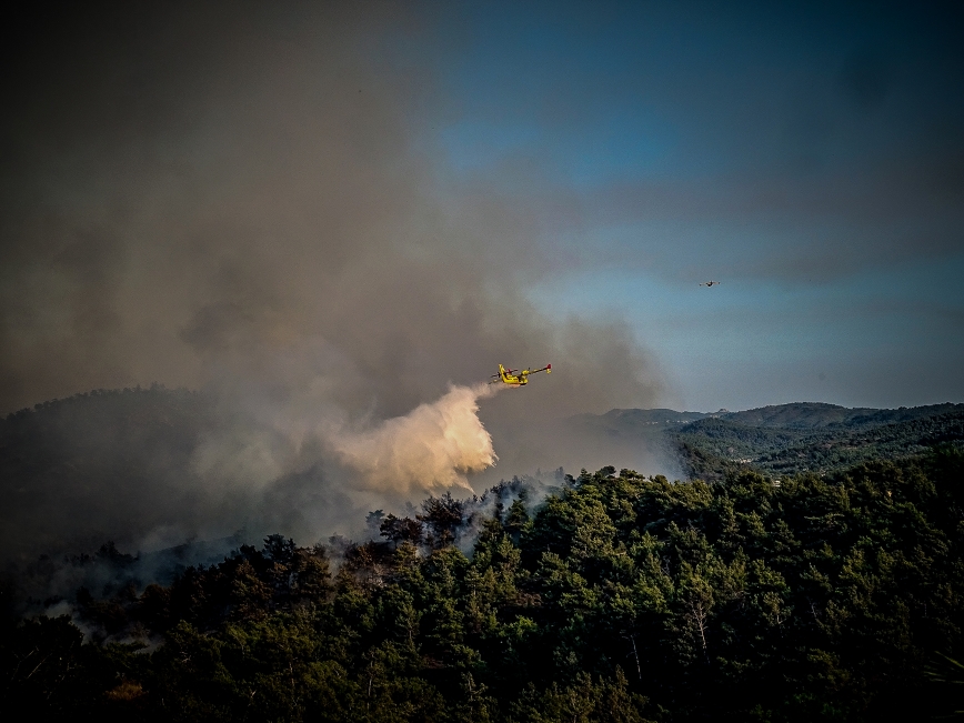 Φωτιές: Σε ύφεση οι φωτιές σε Δυτική Αττική και Λακωνία &#8211; Παραμένει ενεργό το μέτωπο στη Ρόδο