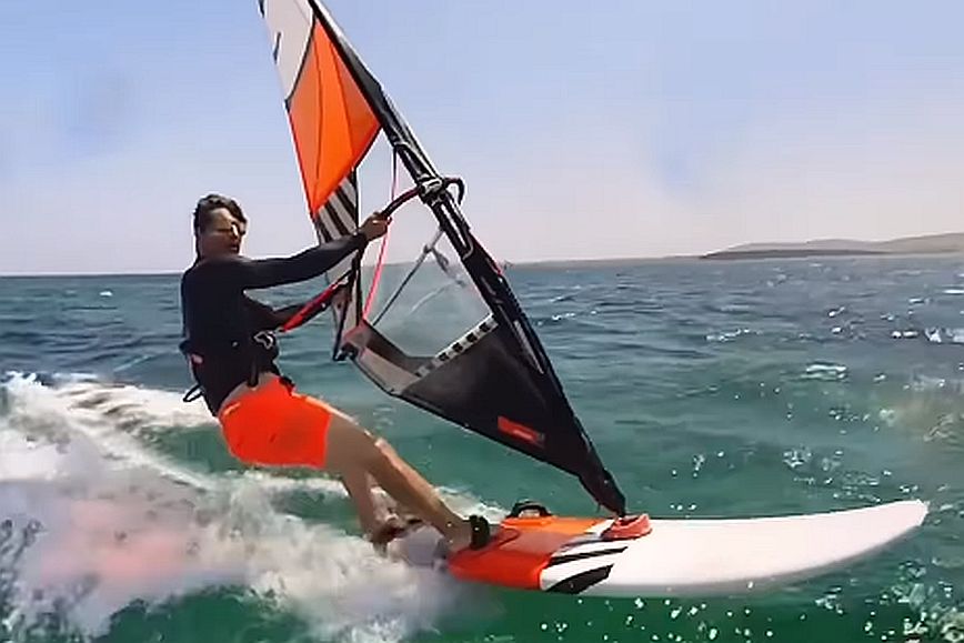 Ο Σάκης Ρουβάς «χορεύει« με τα κύματα και εντυπωσιάζει με τις ικανότητές του στο windsurfing