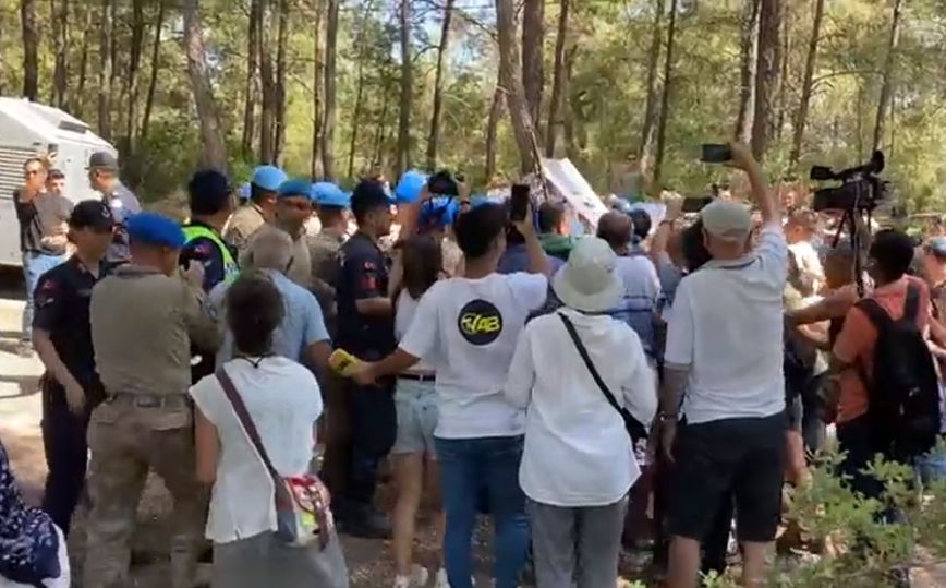 Επεισόδια ανάμεσα σε ακτιβιστές και αστυνομία στο δάσος Άκμπελεν – Αγώνας για να μην επεκταθεί ανθρακωρυχείο
