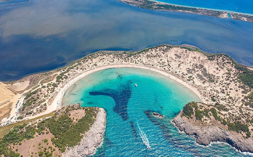 «Κορυφαίος προορισμός του καλοκαιριού» σύμφωνα με τη γαλλική Vogue η Ελλάδα &#8211; Ποιες παραλίες ξεχωρίζει