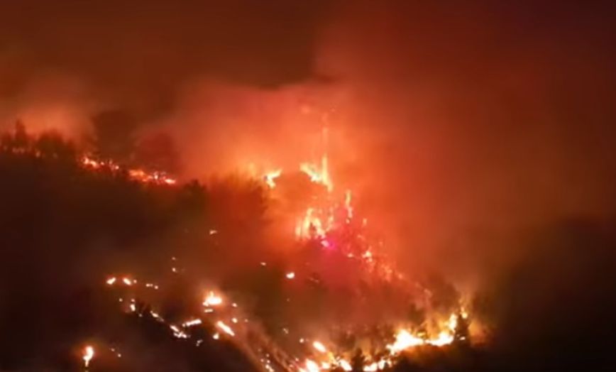 Μάχη με τις φλόγες στη Χίο – Τροχαίο προκάλεσε τη φωτιά, εκκενώθηκαν δύο χωριά
