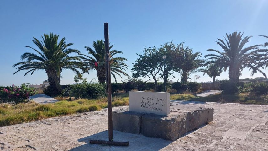 Άγνωστοι έσπασαν τον σταυρό στον τάφο του Νίκου Καζαντζάκη στο Ηράκλειο