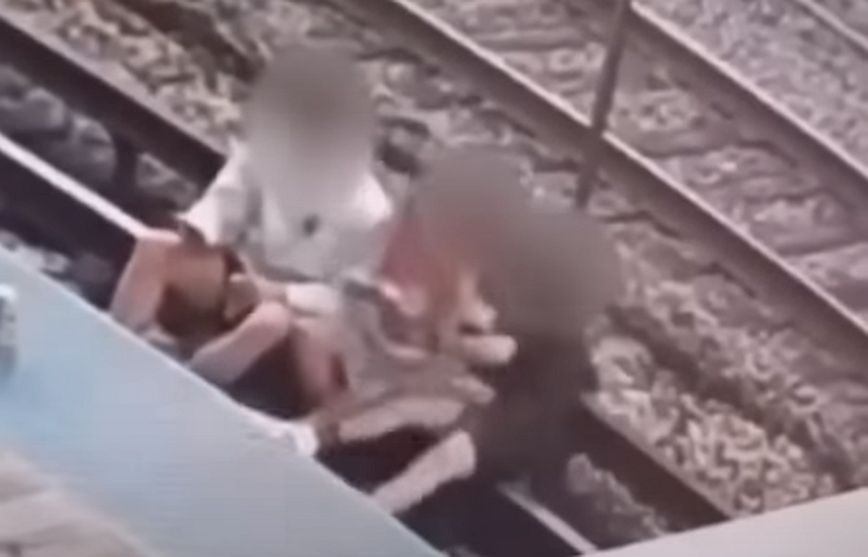 Τρία νεαρά άτομα πήγαν να βγάλουν σέλφι σε γραμμές τρένου στο Σικάγο και έπαθαν ηλεκτροπληξία