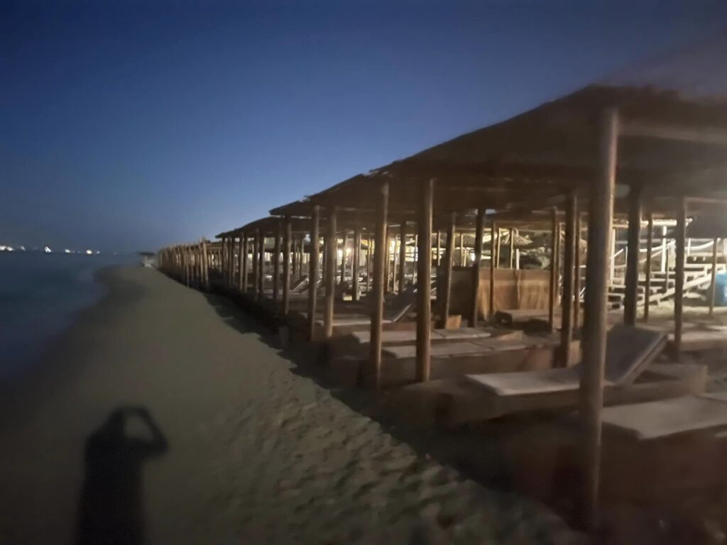 Κίνημα της Πετσέτας: «Ξύλινα παλάτια» στην άμμο στη Νάξο – Για εμπαιγμό κάνουν λόγο οι κάτοικοι