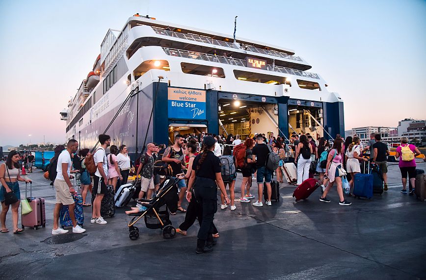 Κορυφώνεται η έξοδος των αδειούχων του Αυγούστου &#8211; Αυξημένη η κίνηση στα λιμάνια Πειραιά, Ραφήνας και Λαυρίου