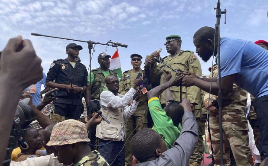 Νίγηρας: «Επίδειξη δύναμης» των πραξικοπηματιών, λίγες ώρες προτού να λήξει το τελεσίγραφο του ECOWAS