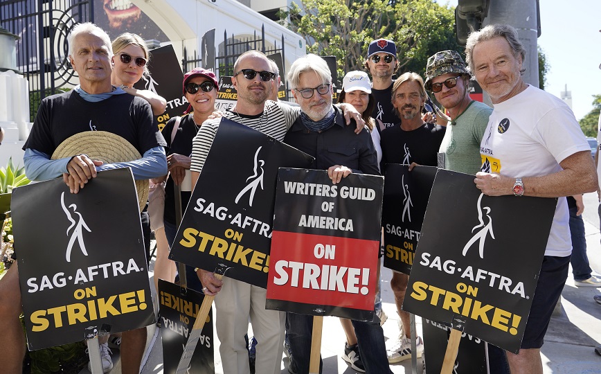 Οι πρωταγωνιστές των «Breaking Bad» και «Better Call Saul» ενώνουν τις δυνάμεις τους υπέρ της απεργίας στο Χόλιγουντ
