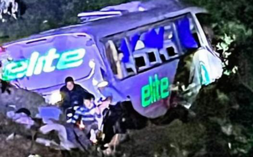 Λεωφορείο έπεσε σε χαράδρα βάθους 50 μέτρων στο Μεξικό &#8211; 17 νεκροί και 22 τραυματίες