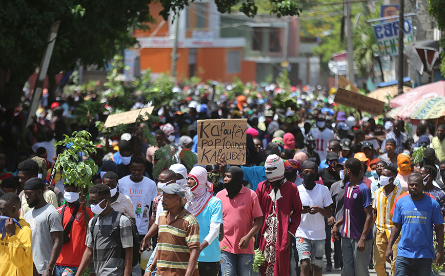 Καζάνι που βράζει η Αϊτή: Χιλιάδες πολίτες εγκαταλείπουν τις οικίες τους εξαιτίας της συμμορίας στην πρωτεύουσα