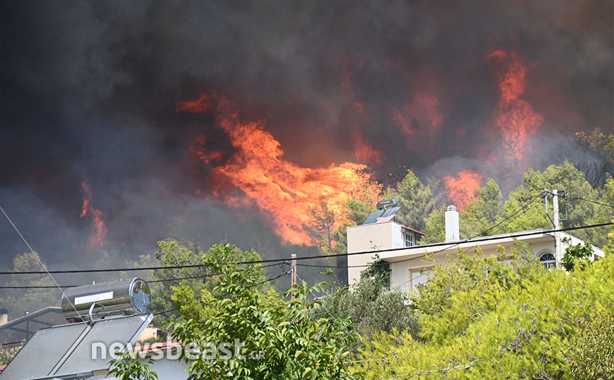 Δύσκολες ώρες στην Πάρνηθα: Εκκενώσεις οικισμών, μάχη με τις αναζωπυρώσεις &#8211; Σπίτια στις φλόγες