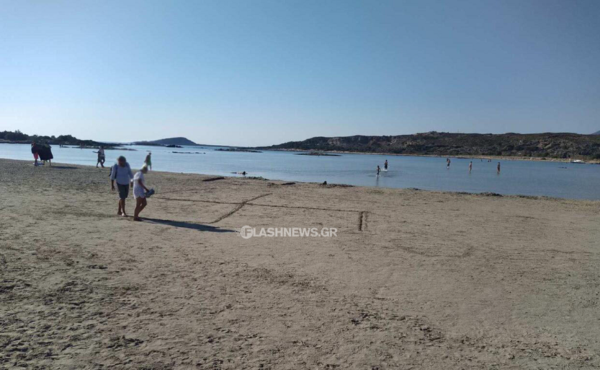 Τουρίστες σχεδίασαν τη σβάστικα στην παραλία του Ελαφονησίου