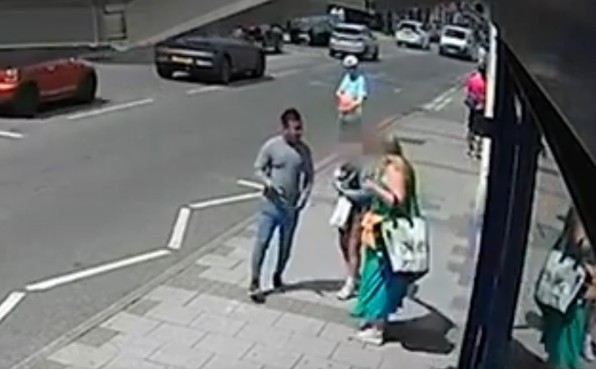 Συγκλονιστικό βίντεο από την στιγμή που  γυναίκα &#8211; ηρωίδα απέτρεψε την απαγωγή 11χρονου κοριτσιού