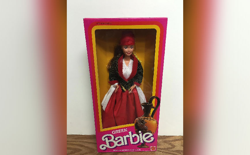 Έχει και η Ελλάδα&#8230; την «Barbie» της: Η κούκλα της Mattel με πληροφορίες στο κουτί για τα&#8230; πανηγύρια