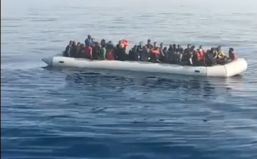 Διασώθηκαν 50 μετανάστες που επέβαιναν σε λέμβο βόρεια της Σάμου