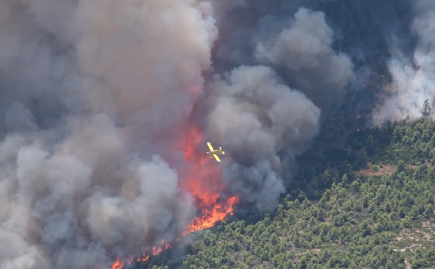 Συγκλονιστικά πλάνα από το συντονιστικό ελικόπτερο της Πυροσβεστικής &#8211; Οι κίνδυνοι και οι προκλήσεις για τους Ιπτάμενους