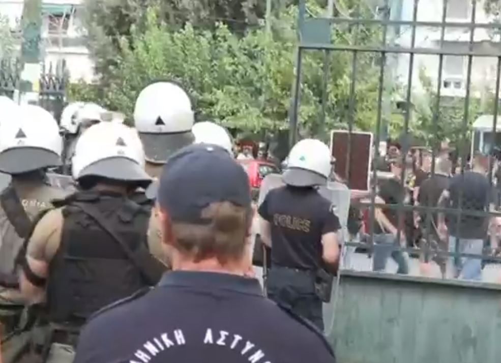 Ένταση με οπαδούς της ΑΕΚ έξω από τα δικαστήρια στην Ευελπίδων όπου απολογούνται οι Κροάτες χούλιγκαν