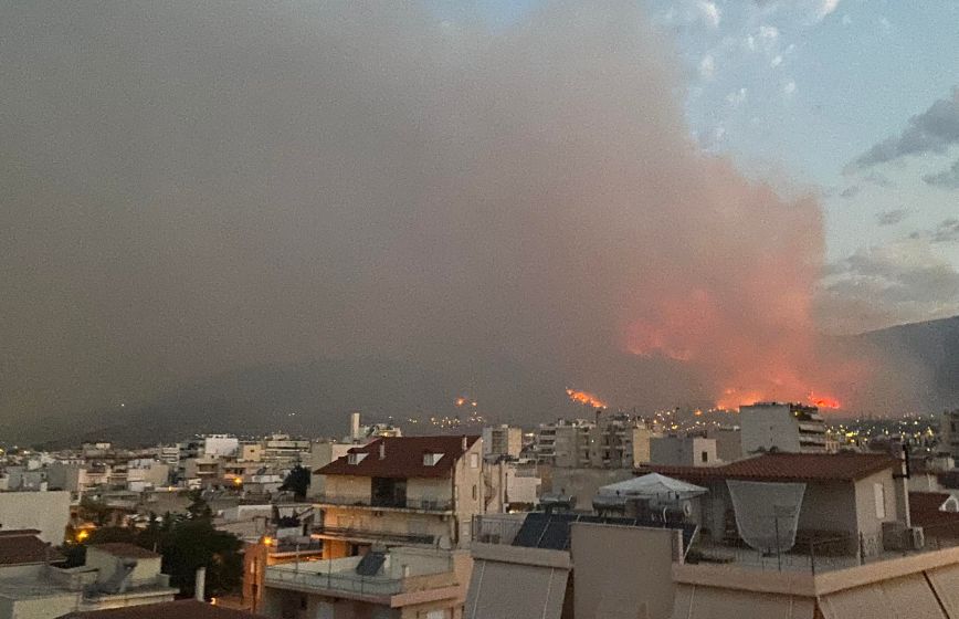 Φωτιά στην Αττική: Συνεχείς αναζωπυρώσεις, ακούστηκαν εκρήξεις &#8211; «Όλα δείχνουν εμπρησμό», είπε ο αντιδήμαρχος Φυλής