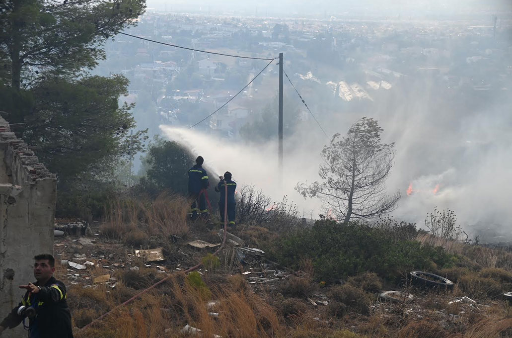 Στους πρόποδες της Πάρνηθας η φωτιά &#8211; Εικόνες από το πύρινο μέτωπο &#8211; Αποπνικτική η ατμόσφαιρα