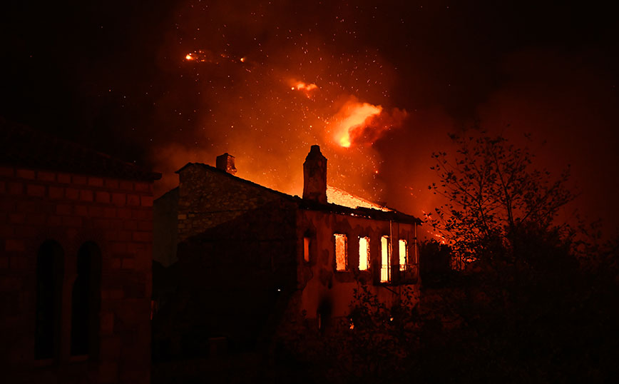 Φωτιές στην Βοιωτία: Τιτάνια η μάχη που έδωσαν οι πυροσβεστικές δυνάμεις στη Μονή του Οσίου Λουκά για να μην καεί