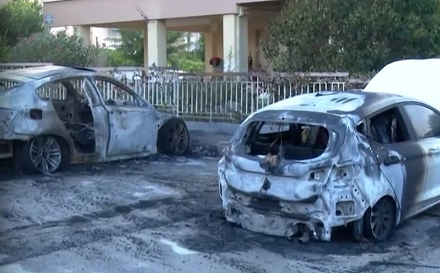 Φωτιά σε σταθμευμένα οχήματα στην Καλαμαριά