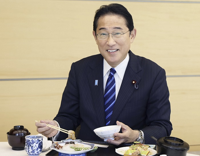 Ο Ιάπωνας πρωθυπουργός έφαγε ψάρι από τα νερά της Φουκουσίμα, μετά τη διαμάχη για τα λύματα, για να δείξει ότι είναι ασφαλές