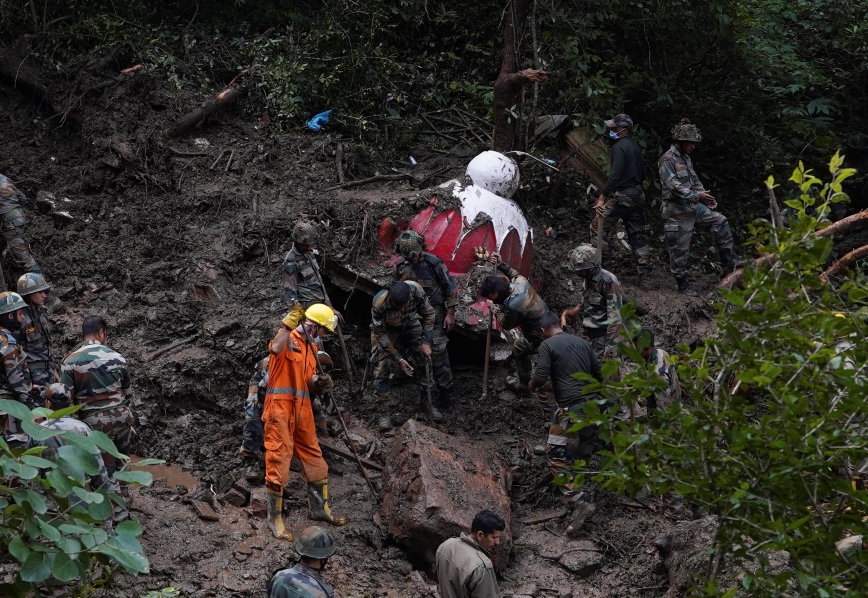Τόνοι λάσπης πνίγουν τα βόρεια Ιμαλάια στην Ινδία &#8211; Δεκάδες οι νεκροί, κτίρια καταρρέουν και χάνονται στη λάσπη
