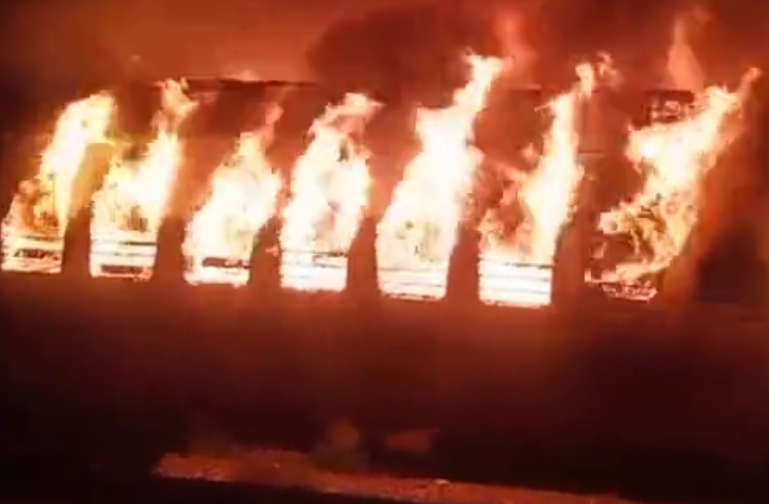 Νεκροί από φωτιά σε σταθμευμένο βαγόνι τρένου στην Ινδία &#8211; Kαρέ καρέ η στιγμή της τραγωδίας