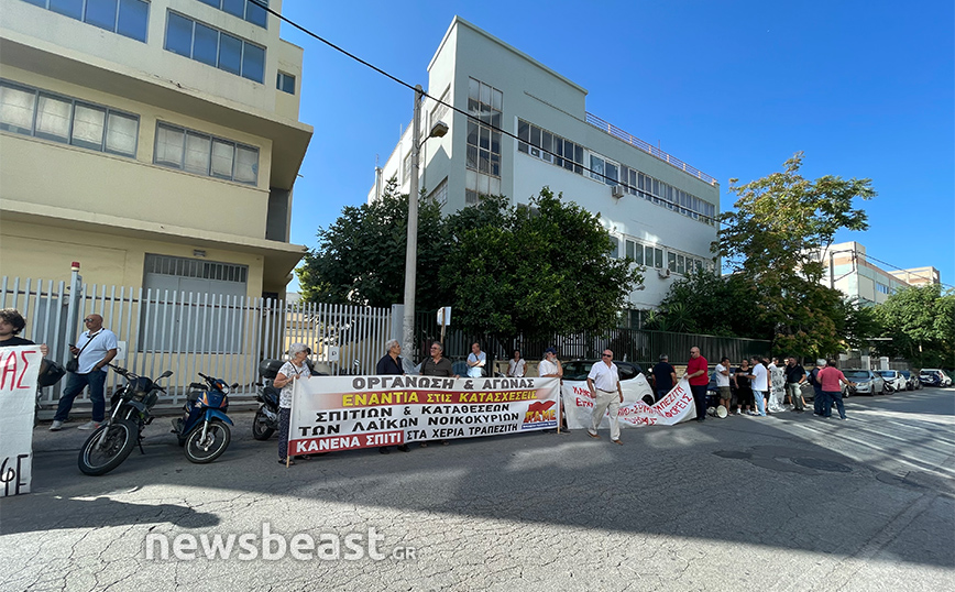 Συγκέντρωση έξω από εταιρεία για την ακύρωση πλειστηριασμού σπιτιού οικογένειας στη Θήβα