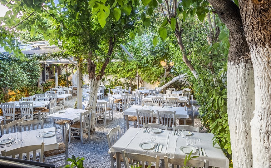 Για νόστιμες, ελληνικές γεύσεις σε ταβέρνες με αυλή