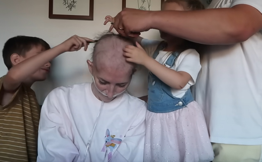 Άφησε τα παιδιά της να της ξυρίσουν το κεφάλι μετά τη διάγνωση καρκίνου σε τελικό στάδιο – «Με έκαναν να νιώσω όμορφη»