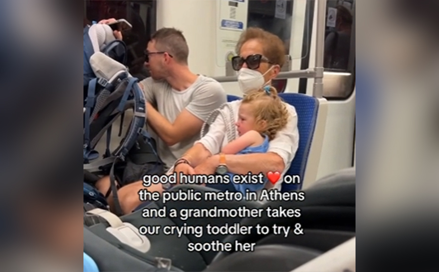 Ελληνίδα γιαγιά έγινε viral όταν πήρε αγκαλιά την κόρη τουρίστριας για να την ηρεμήσει &#8211;  «Καλοί άνθρωποι υπάρχουν»