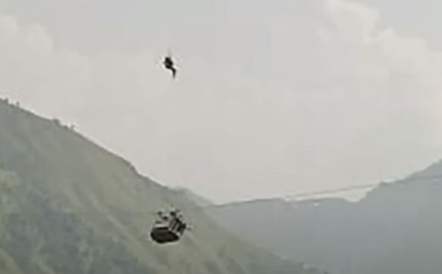 Δύο παιδιά απεγκλωβίστηκαν από την καμπίνα τελεφερίκ που κινδυνεύει να πέσει στο κενό από ύψος 274 μέτρων στο Πακιστάν