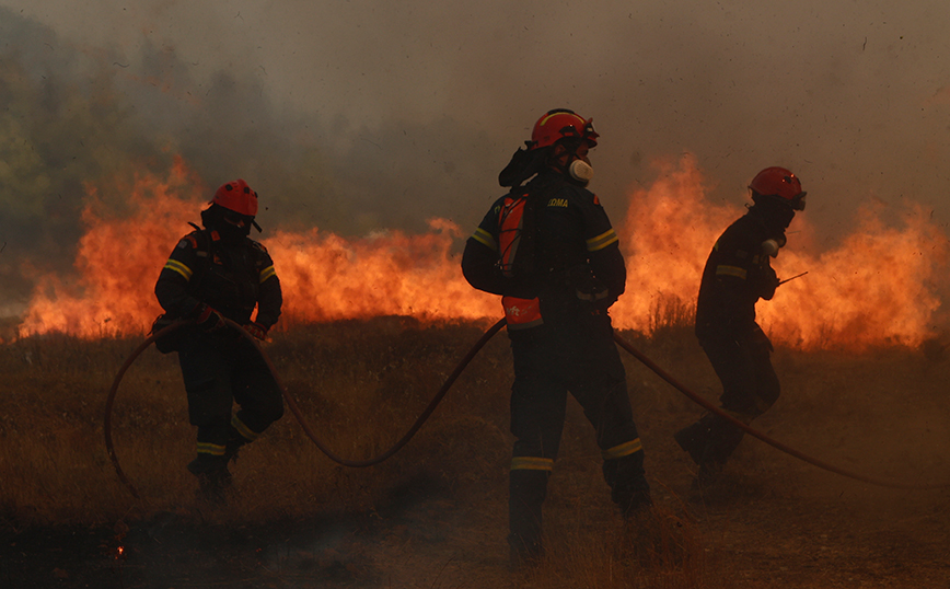 Βελτιωμένη η εικόνα στη φωτιά στην Πάρνηθα &#8211; Μάχη με τις αναζωπυρώσεις στα πύρινα μέτωπα