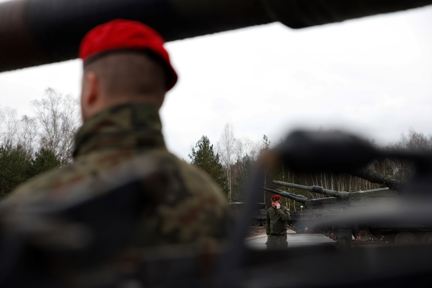 Σε συναγερμό η Πολωνία: Σχεδιάζει να στείλει έως 10.000 στρατιώτες στα σύνορα με τη Λευκορωσία