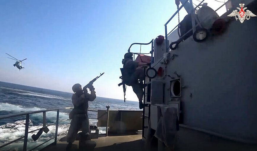 Ουκρανία: Ρωσικό πολεμικό πλοίο έβαλε με προειδοποιητικά πυρά κατά φορτηγού στην Μαύρη Θάλασσα