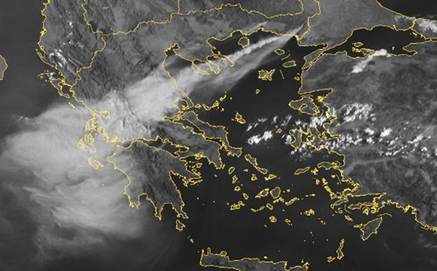 110.000 τετραγωνικά χιλιόμετρα καλύπτει ο καπνός από τις φωτιές που μαίνονται στον Έβρο, τη Ροδόπη και τη Βοιωτία